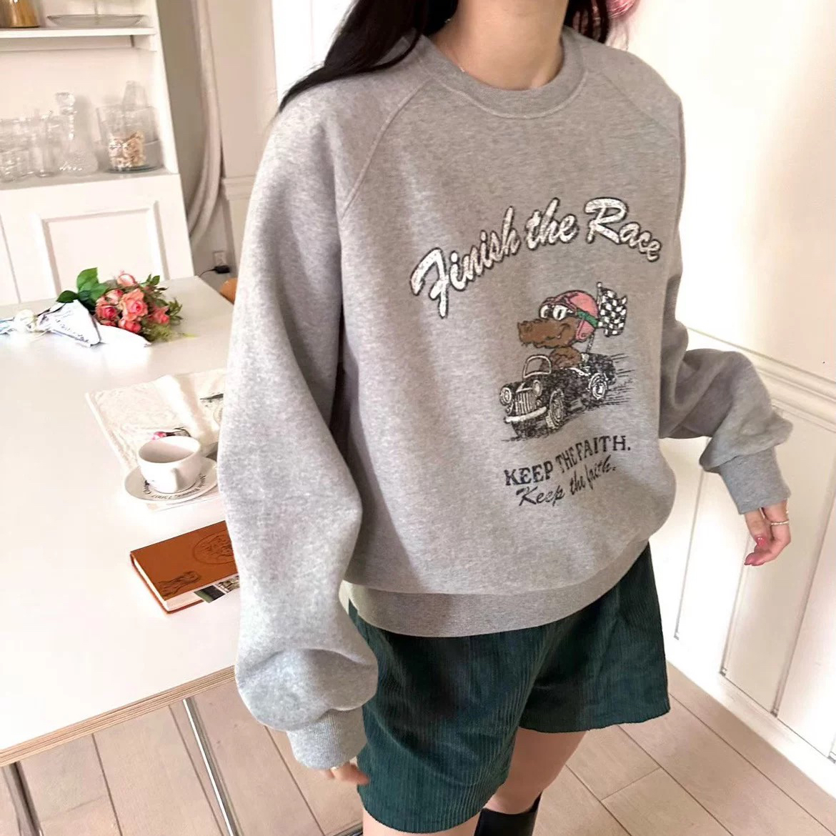 宽松卡通鳄鱼车手做旧印花浅灰色加绒卫衣