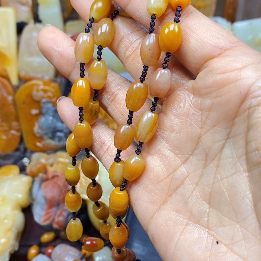 石英质玉（黄龙玉）颈饰未镶嵌