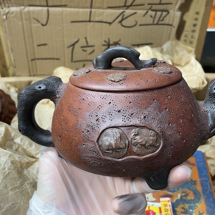 紫砂茶壶矿泥料手工制作的一把紫砂壶。