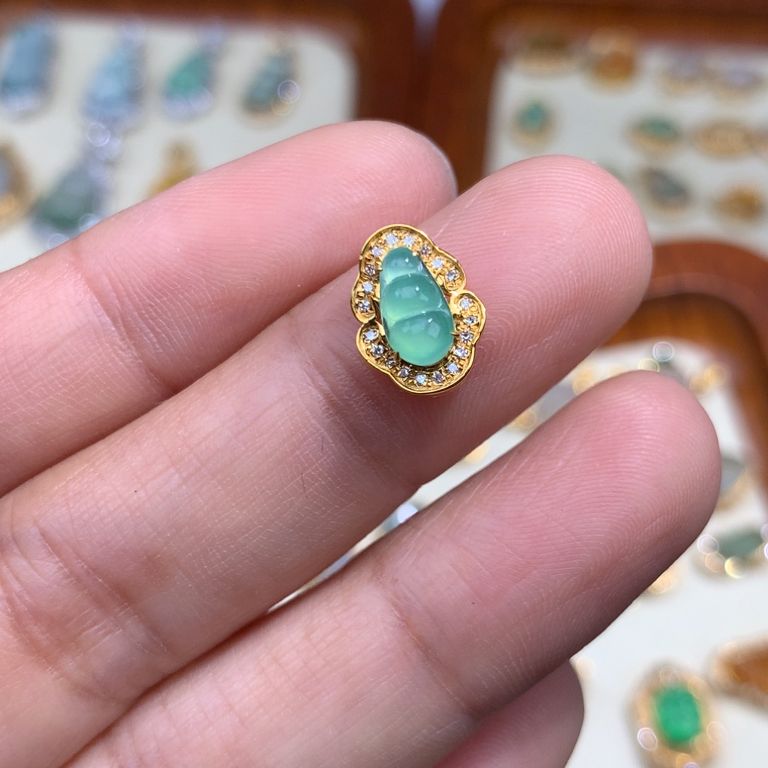 翡翠18K金镶嵌毛衣链福豆