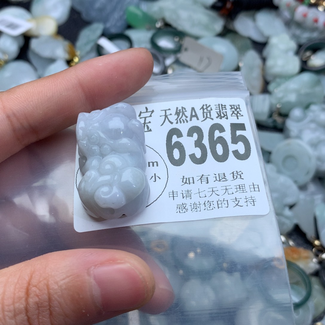 翡翠颈饰未镶嵌6365。