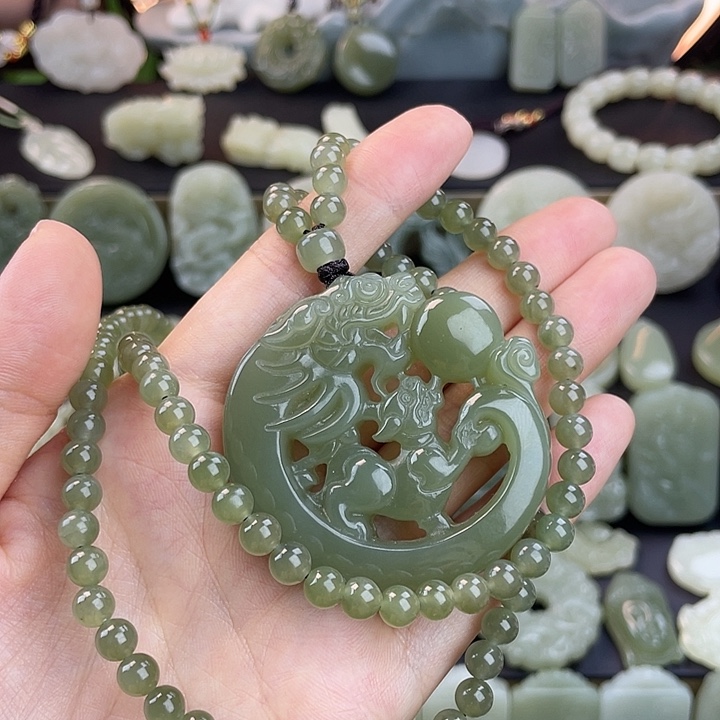 ****记和田玉未镶嵌颈饰