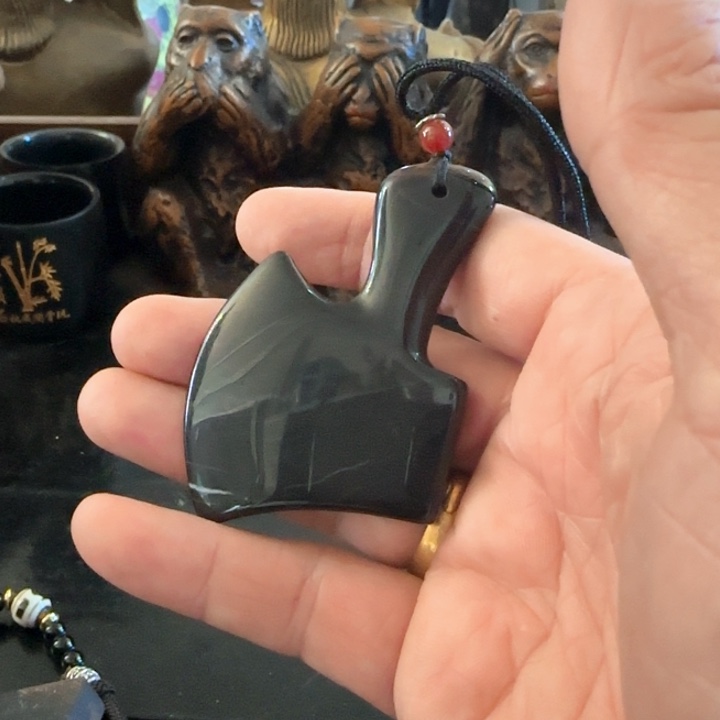 石英质玉颈饰合金