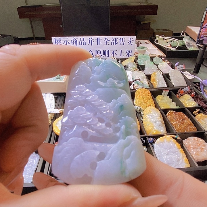 翡翠未镶嵌颈饰一个