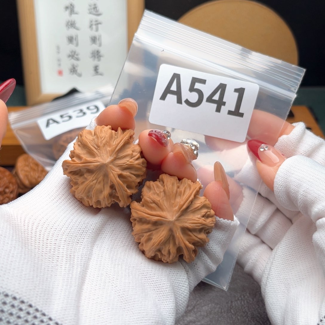 文玩核桃把件37七山三棱a 541