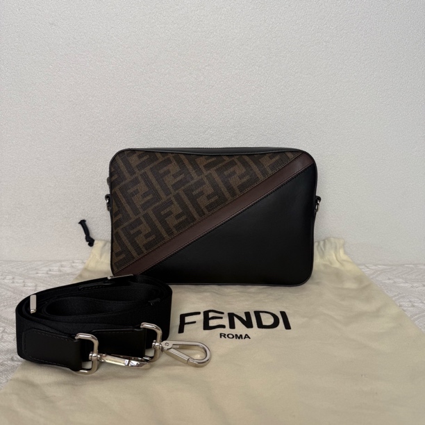 99新 FENDI/芬迪 4451/男士时尚经典印花相机包