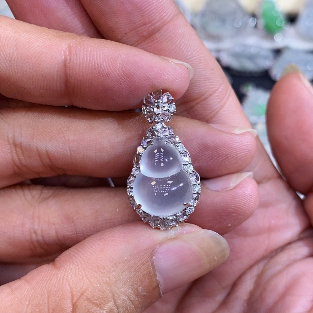 翡翠18K金镶嵌颈饰