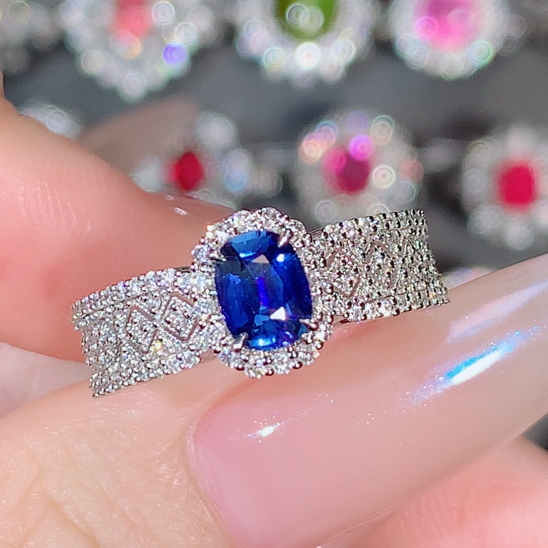 蓝宝石戒指18K金镶嵌0.76ct皇家蓝蓝宝石戒指