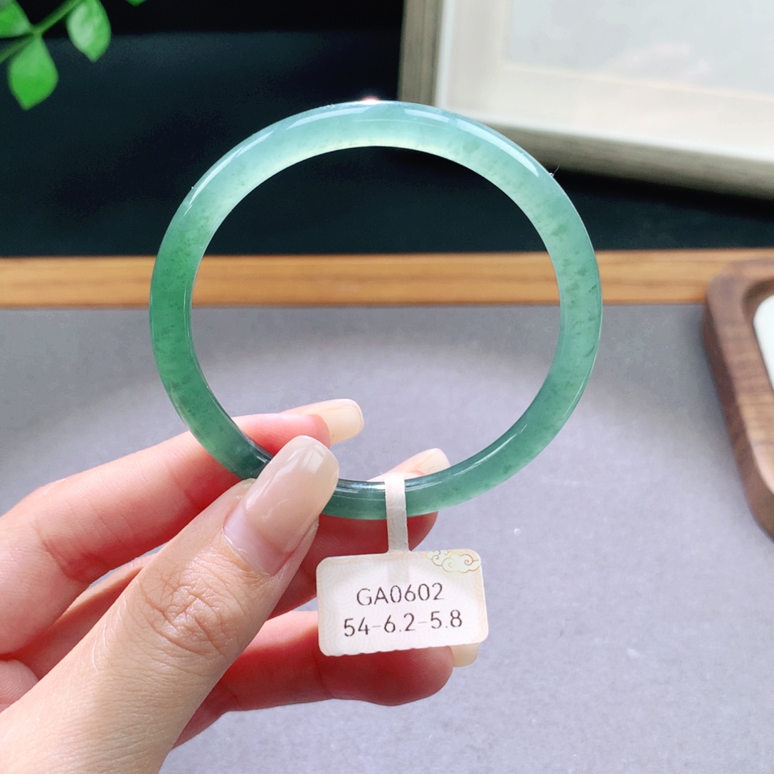 翡翠手镯未镶嵌天然