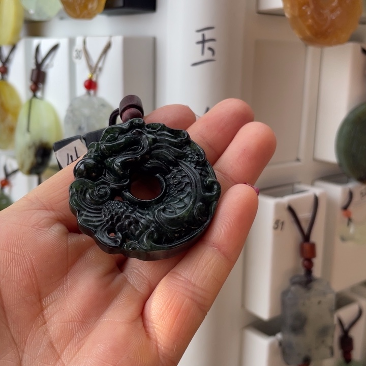 蛇纹石玉颈饰合金咳*