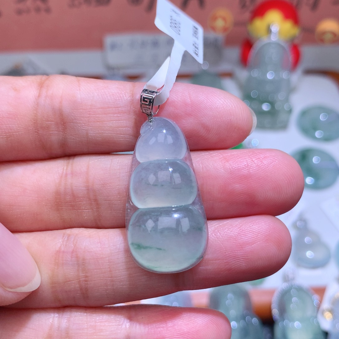 翡翠18K金镶嵌颈饰福豆