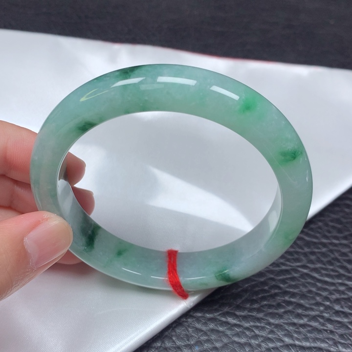 翡翠手镯未镶嵌。