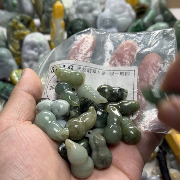 翡翠未镶嵌颈饰5616瑕疵