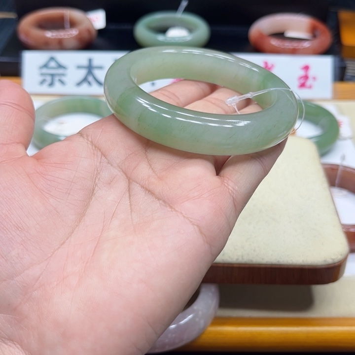 未镶嵌手镯石英质玉柳***_