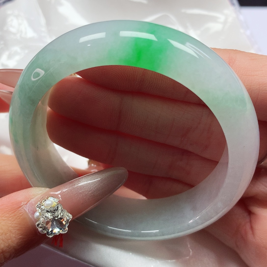 翡翠手镯未镶嵌54圈