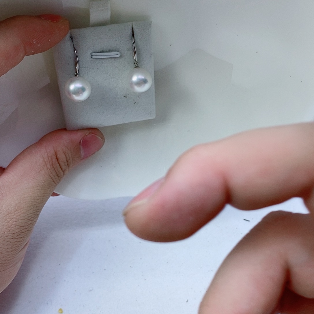 18K金镶嵌海水珍珠耳饰