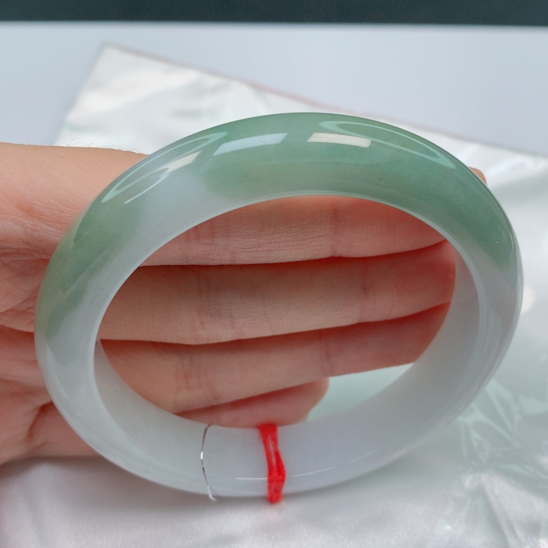 翡翠手镯未镶嵌57.4正圈，半山水，完整