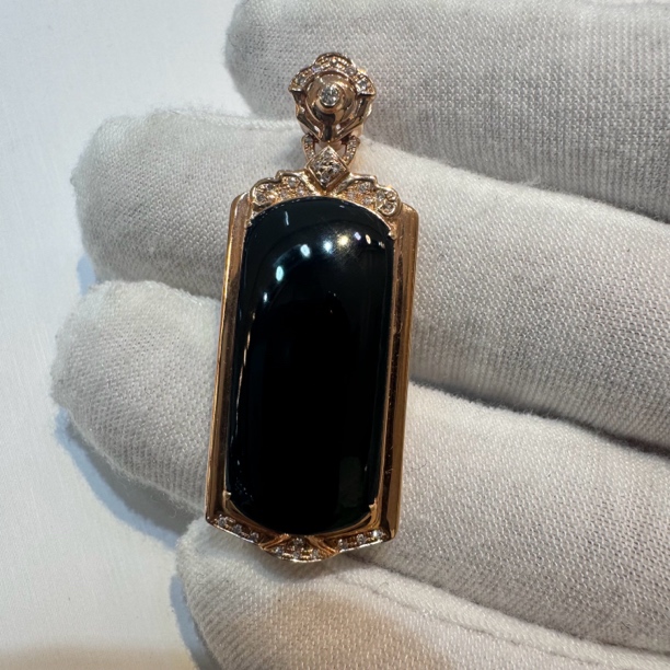 缅甸翡翠A货18 K金伴南非钻镶嵌墨翠马鞍无事牌吊坠