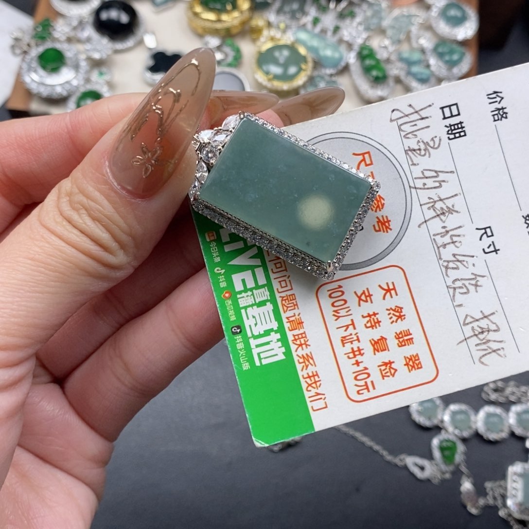 翡翠颈饰未镶嵌翡翠