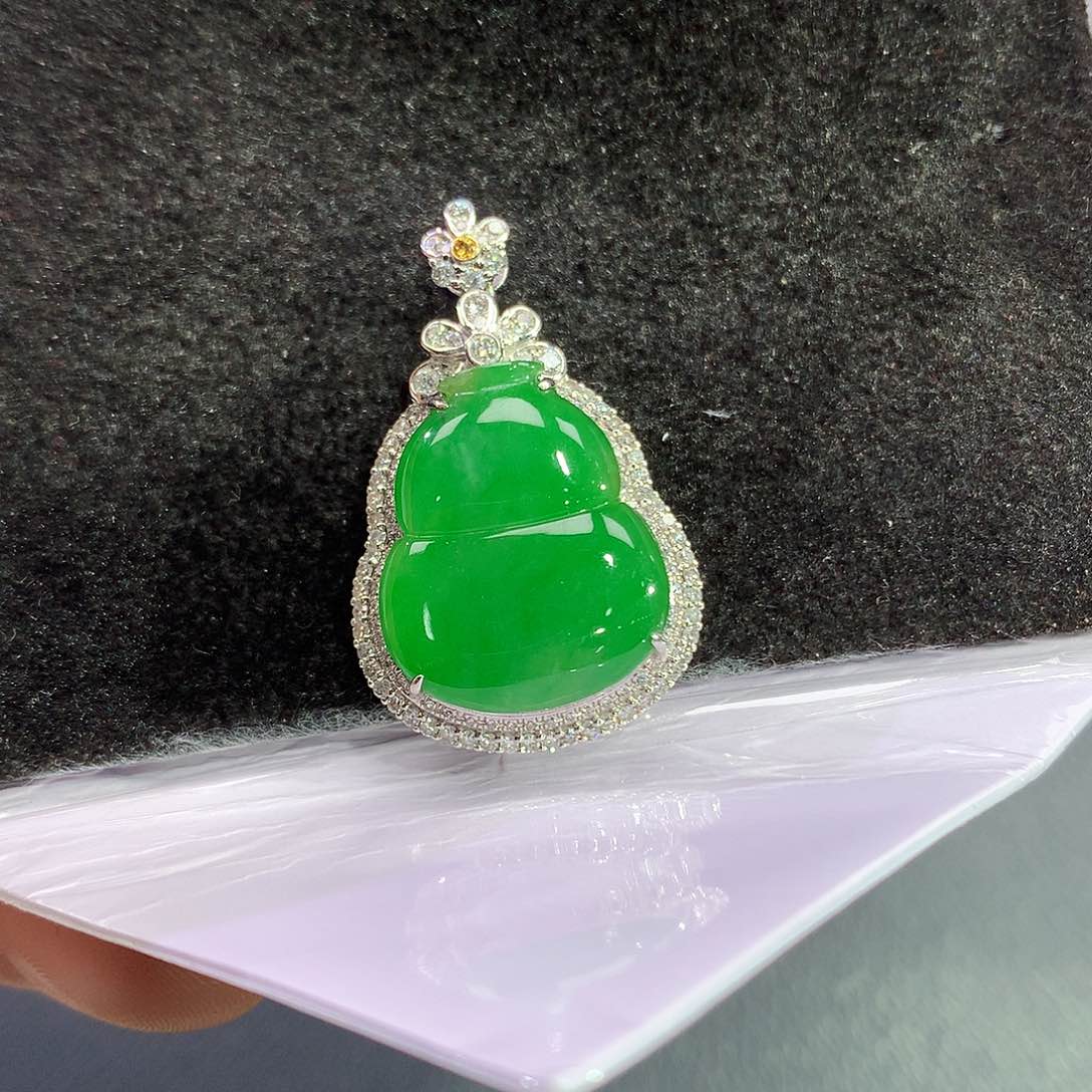 翡翠吊坠(赠链)18K金镶嵌