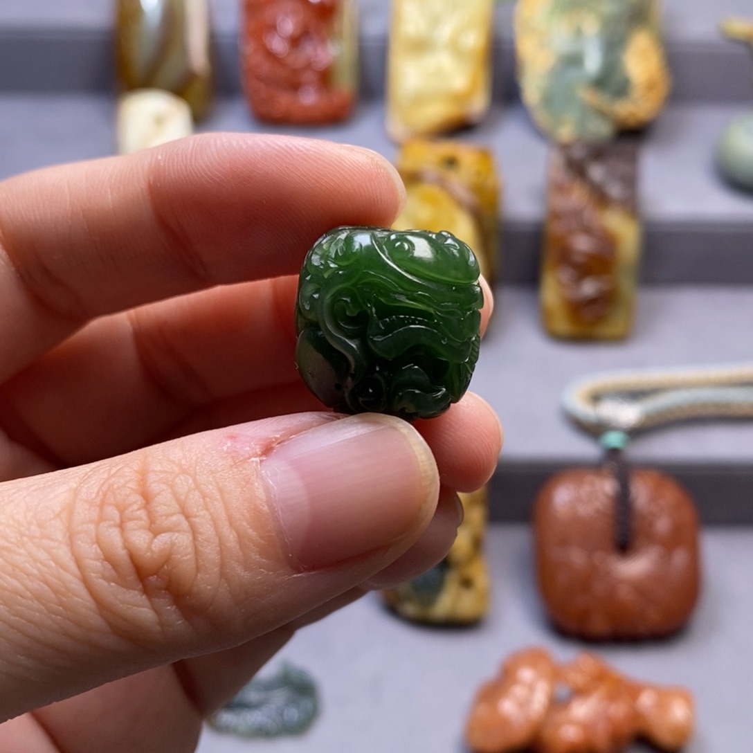 和田玉（碧玉）颈饰未镶嵌西****狗挂件