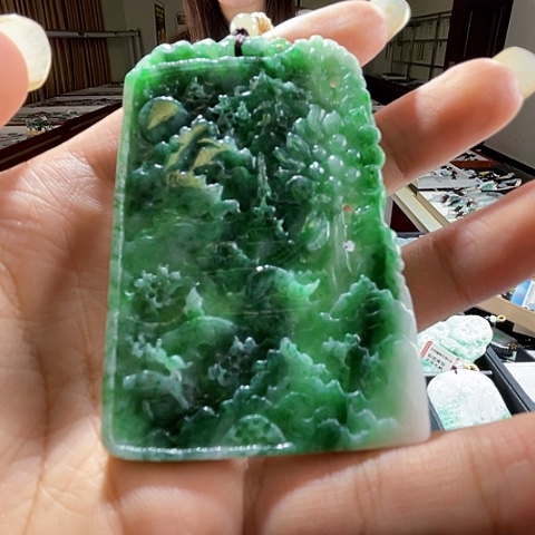 翡翠未镶嵌项圈一个