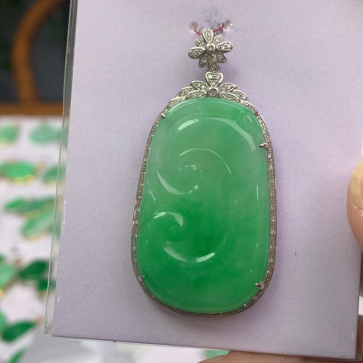 翡翠颈饰18K金镶嵌翡翠