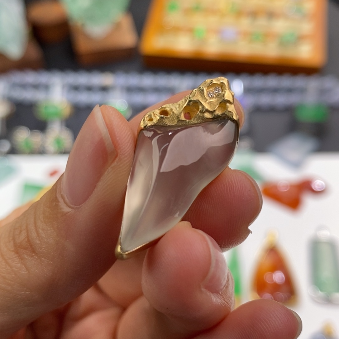 翡翠18K金镶嵌颈饰随形吊坠