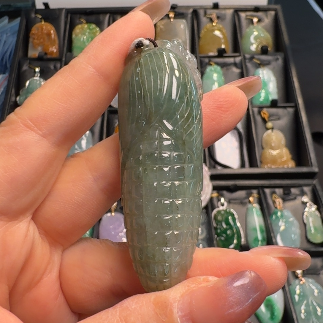 翡翠未镶嵌颈饰包你有米