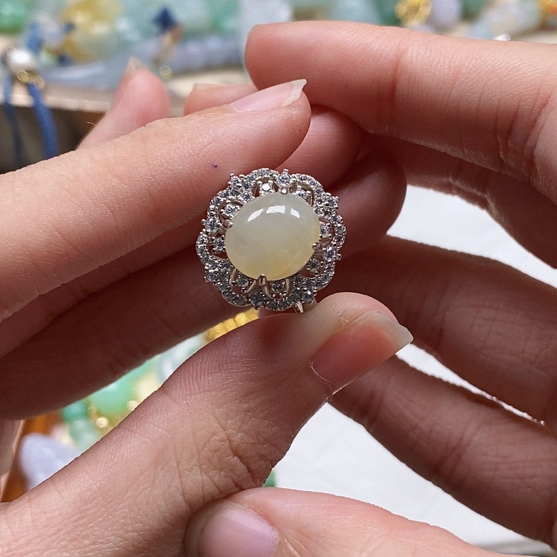 翡翠颈饰未镶嵌闪