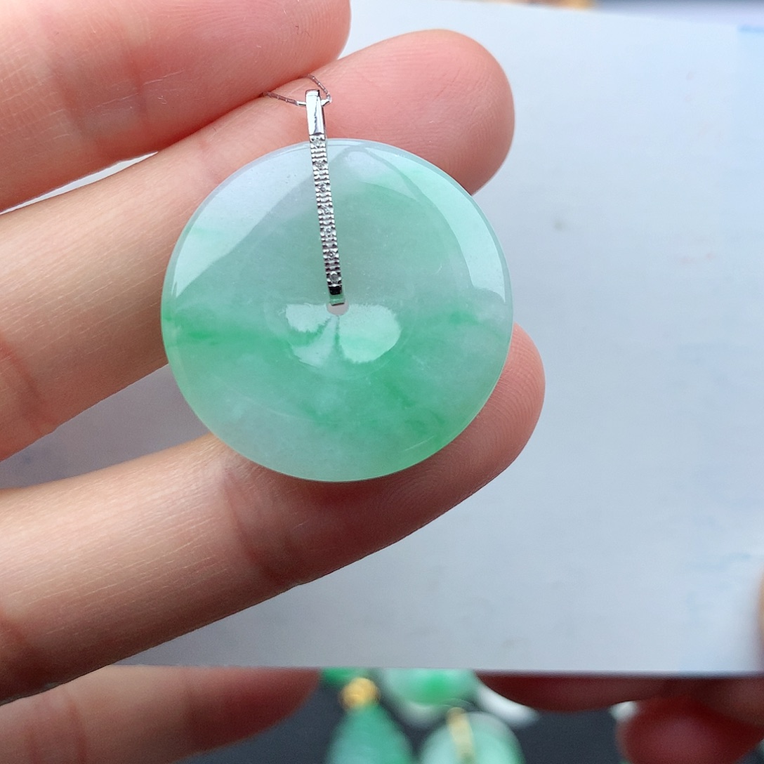 翡翠18K金镶嵌颈饰翡翠