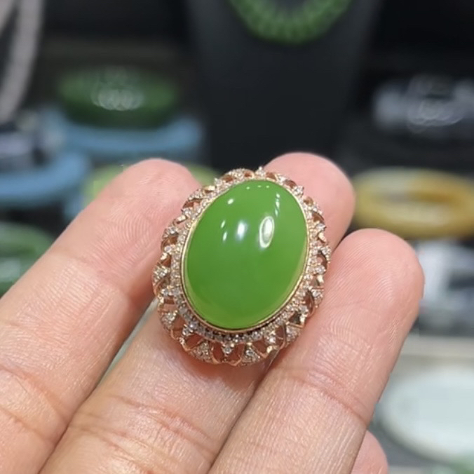 和田玉俄料碧玉苹果绿戒指18K金镶嵌