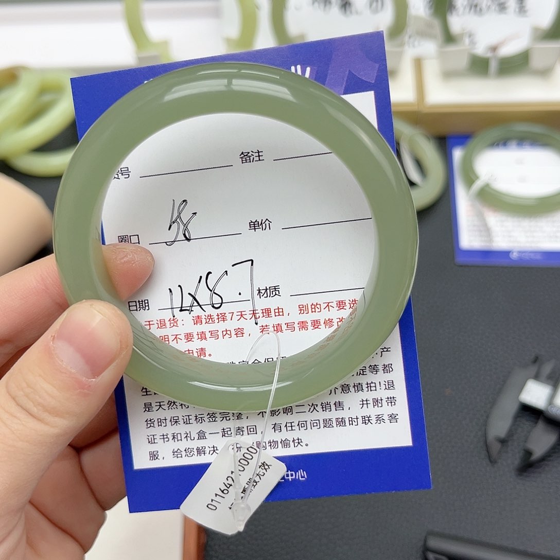 【闪购商品】和田玉手镯未镶嵌几***矣