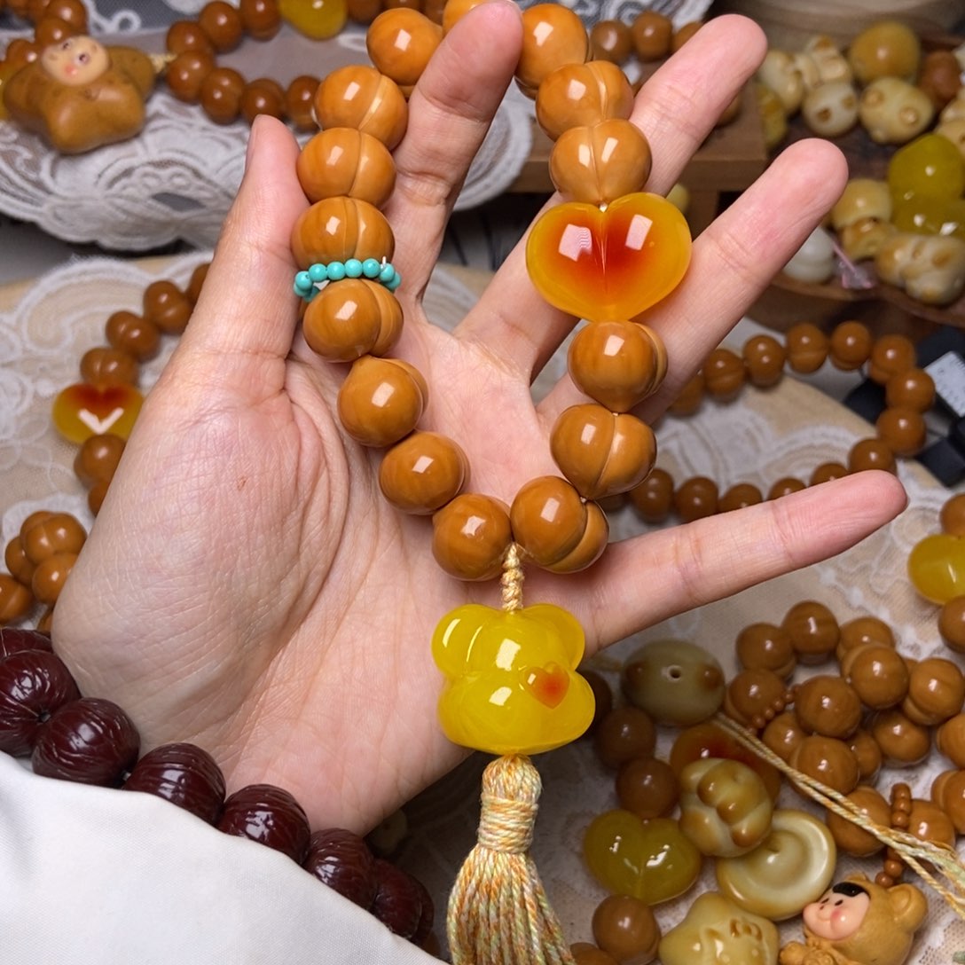 吊坠猴头核桃屁桃玻璃底卡16