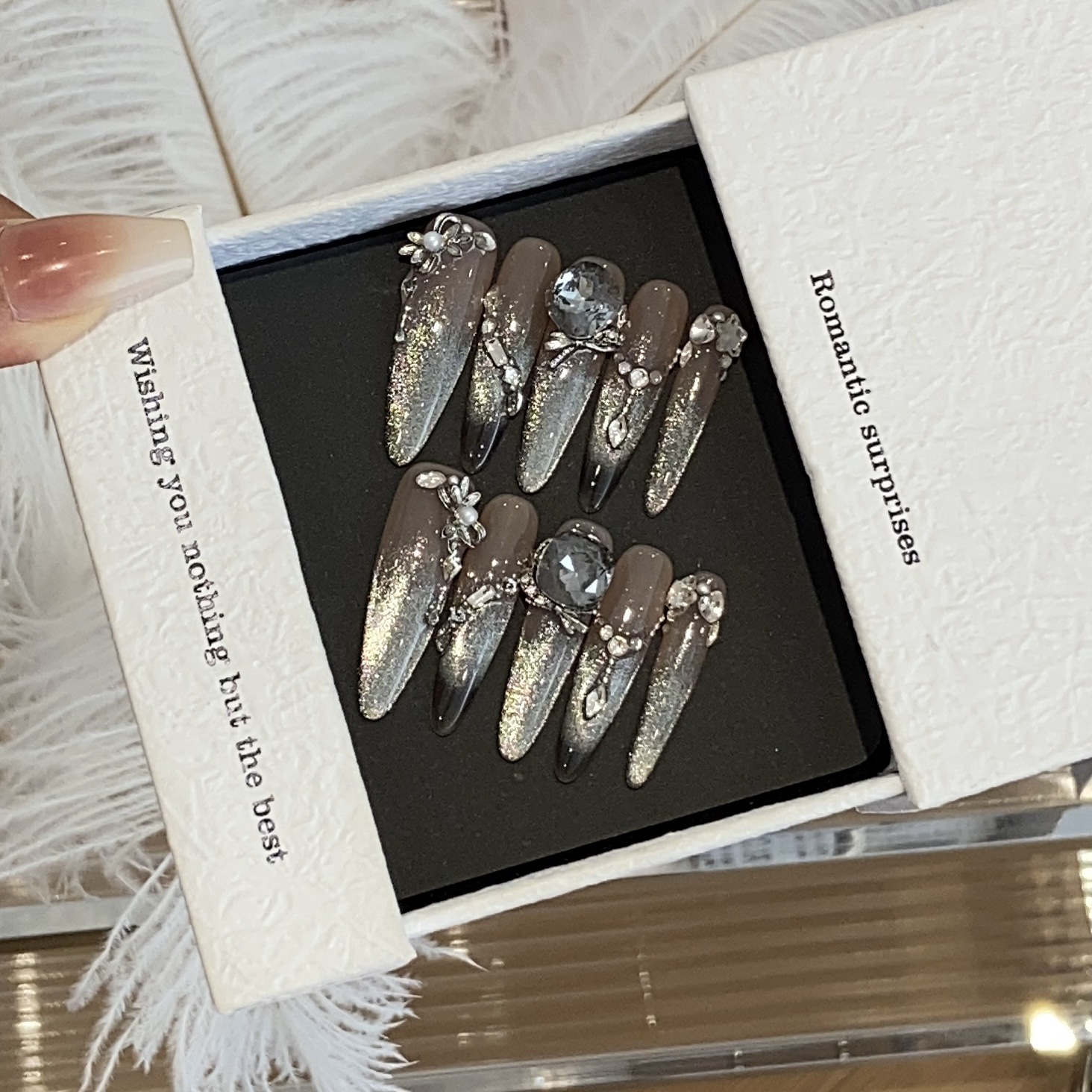 轻奢高级感方钻爆闪侧光法式猫眼桃桃黑巧穿戴甲贴片