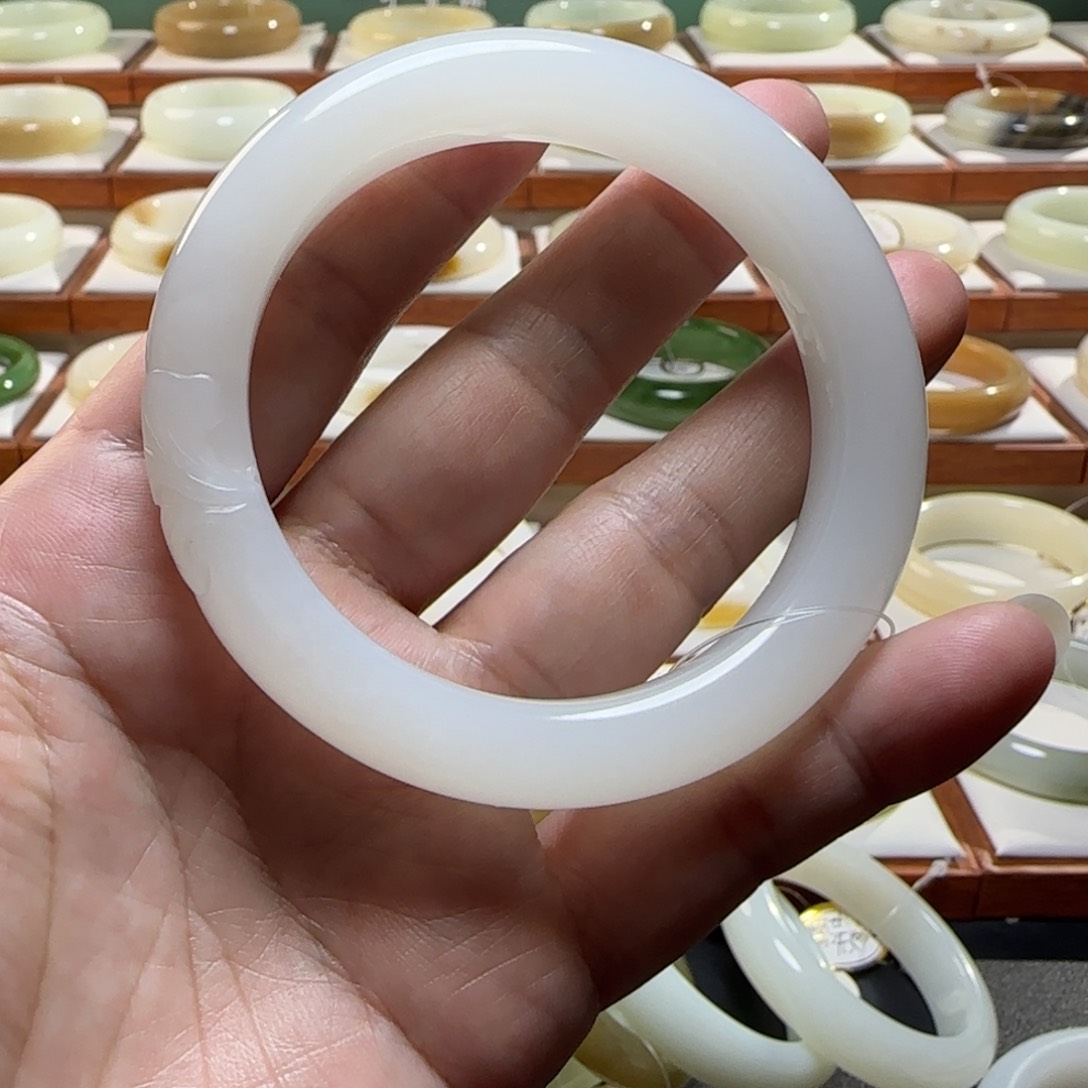 和田玉手镯未镶嵌