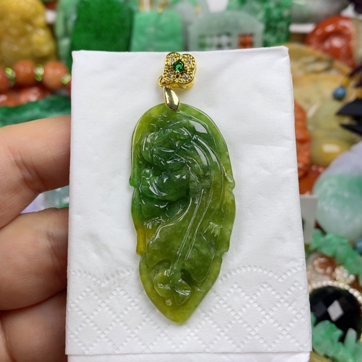 翡翠吊坠(赠链)未镶嵌