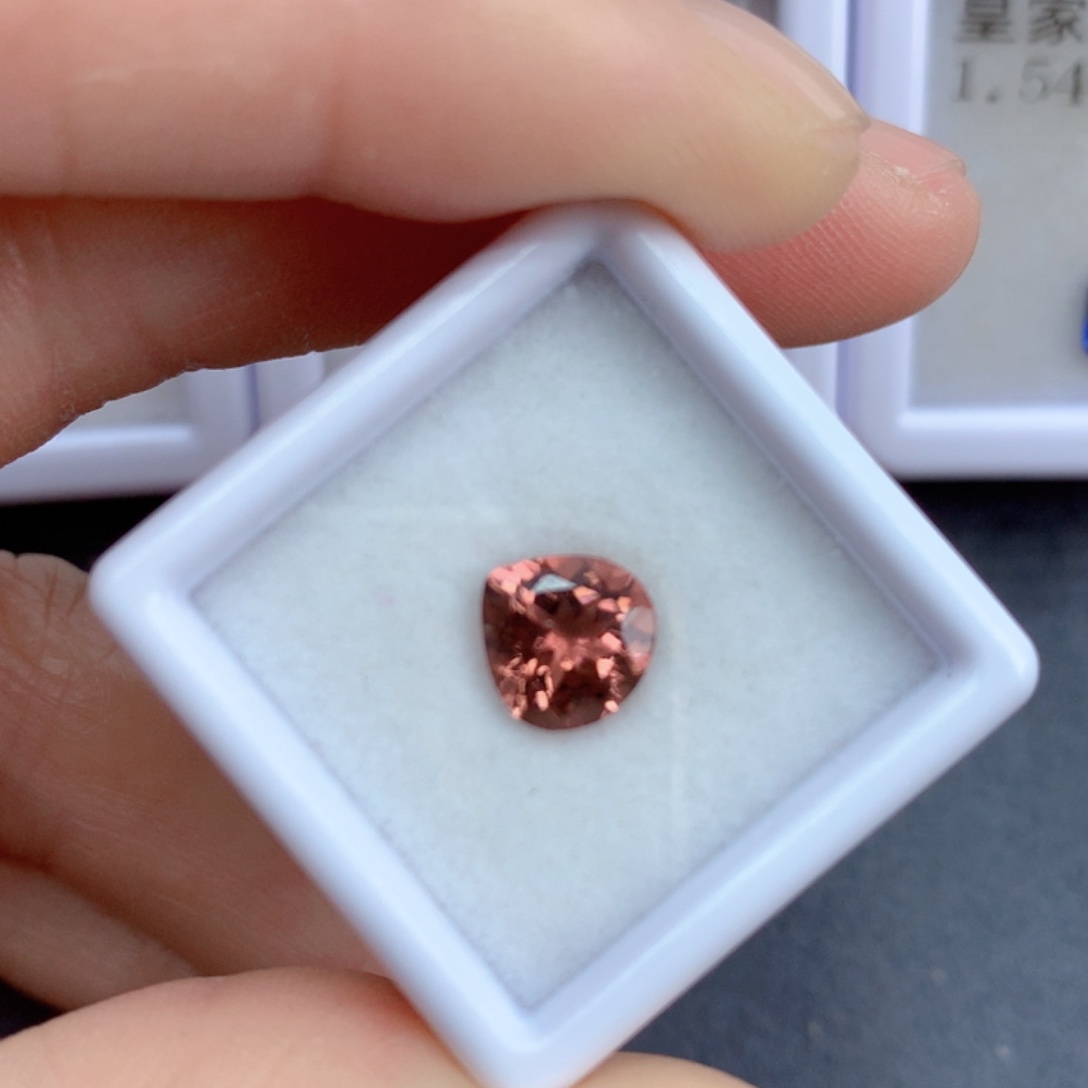 红色碧玺1.6克拉裸石未镶嵌