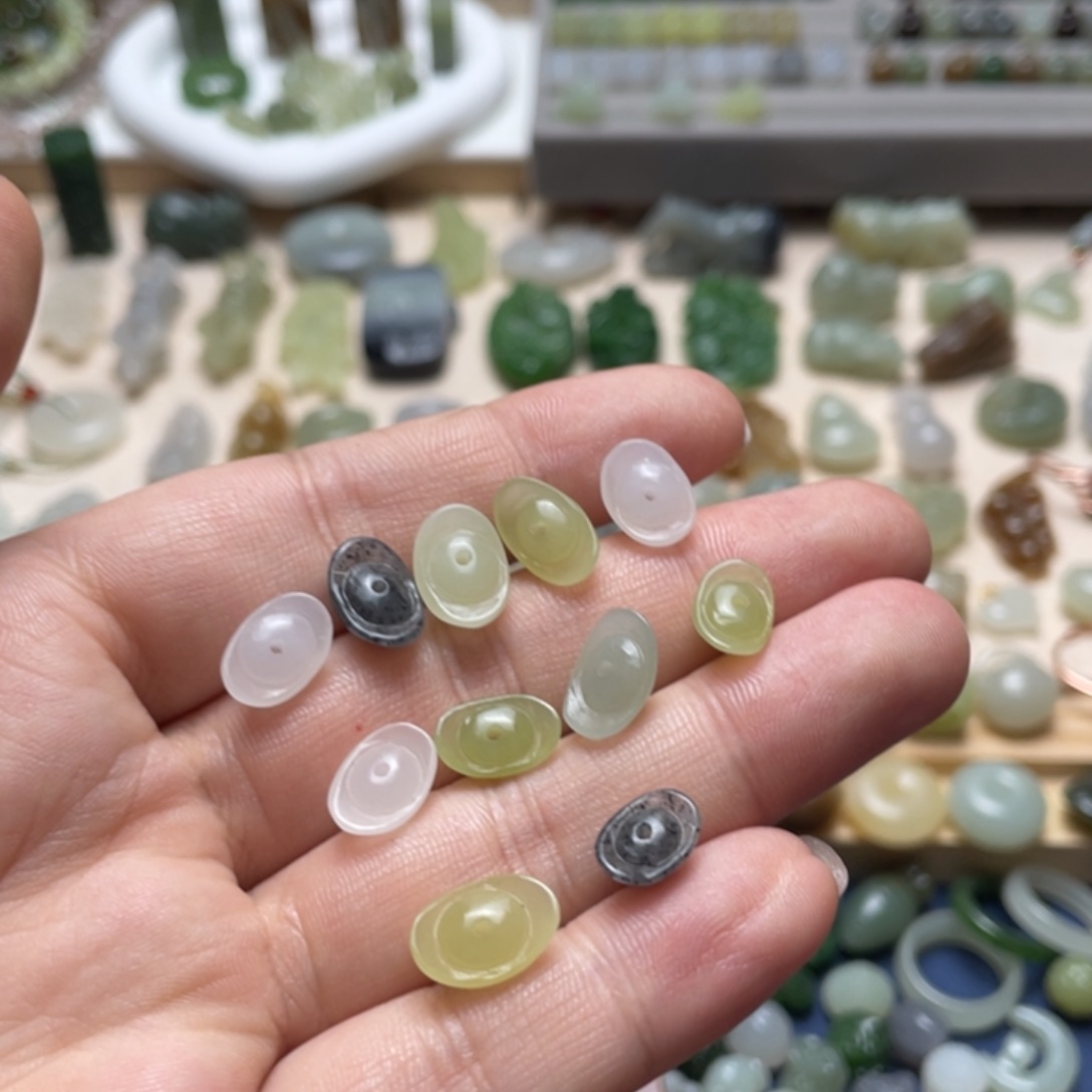 和田玉未镶嵌颈饰一个