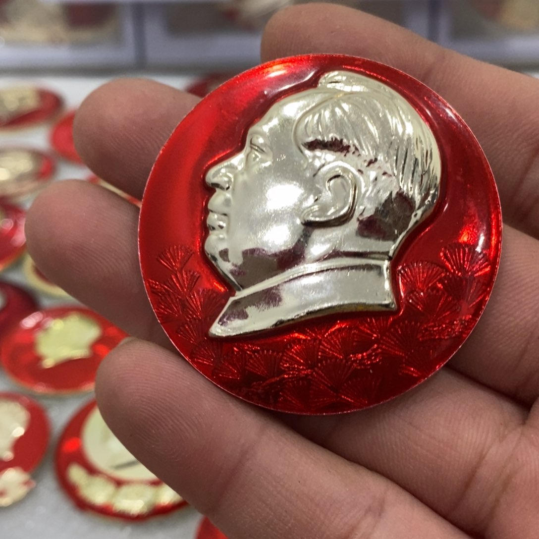 铝A***色红色纪念章松枝