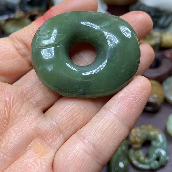 岫岩河磨玉（透闪石质玉）未镶嵌挂件微瑕