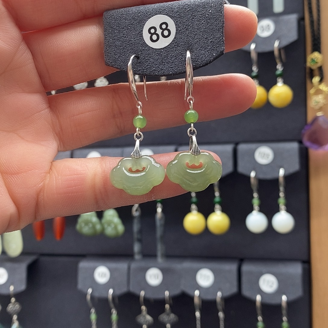 N****和田玉银S925镶嵌耳饰