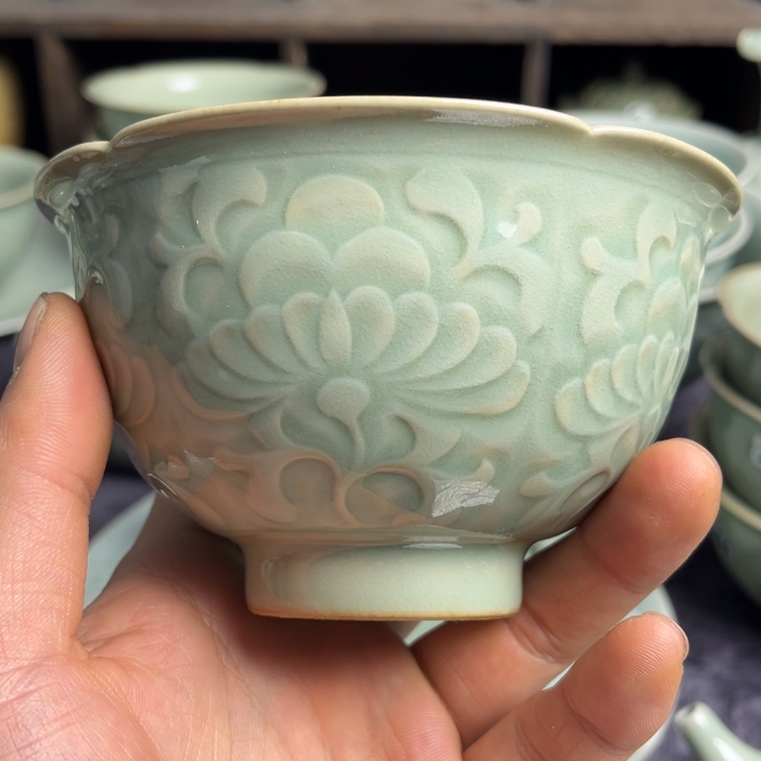 瓷菊纹天青色小碗