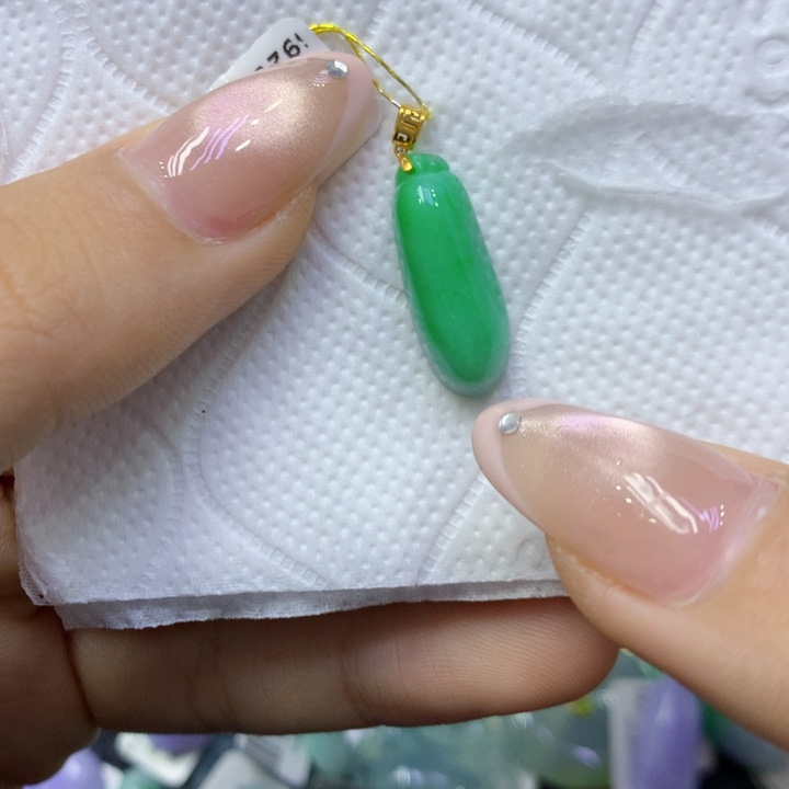 颈饰18K金镶嵌翡翠