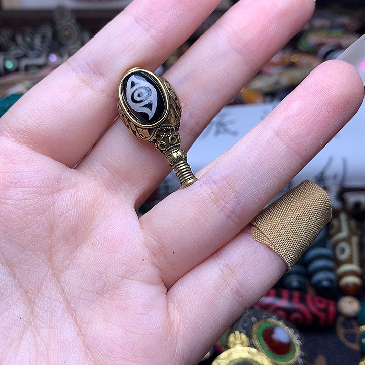 未镶嵌发一个玛瑙/玉髓