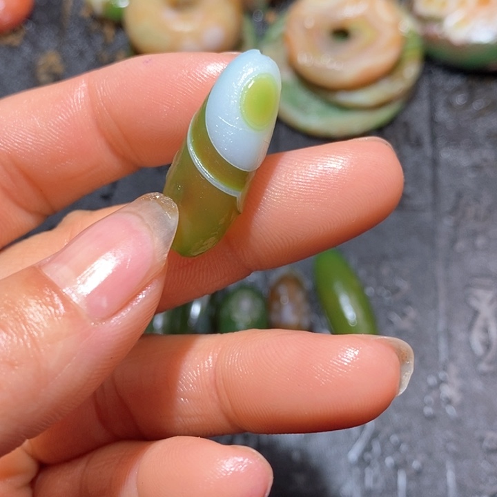 石英质玉颈饰未镶嵌小*五