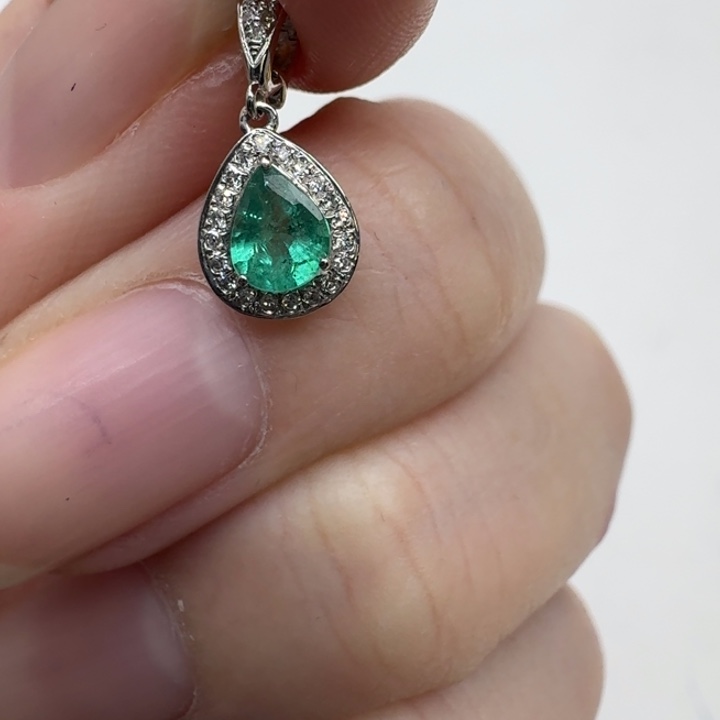 祖母绿未镶嵌颈饰