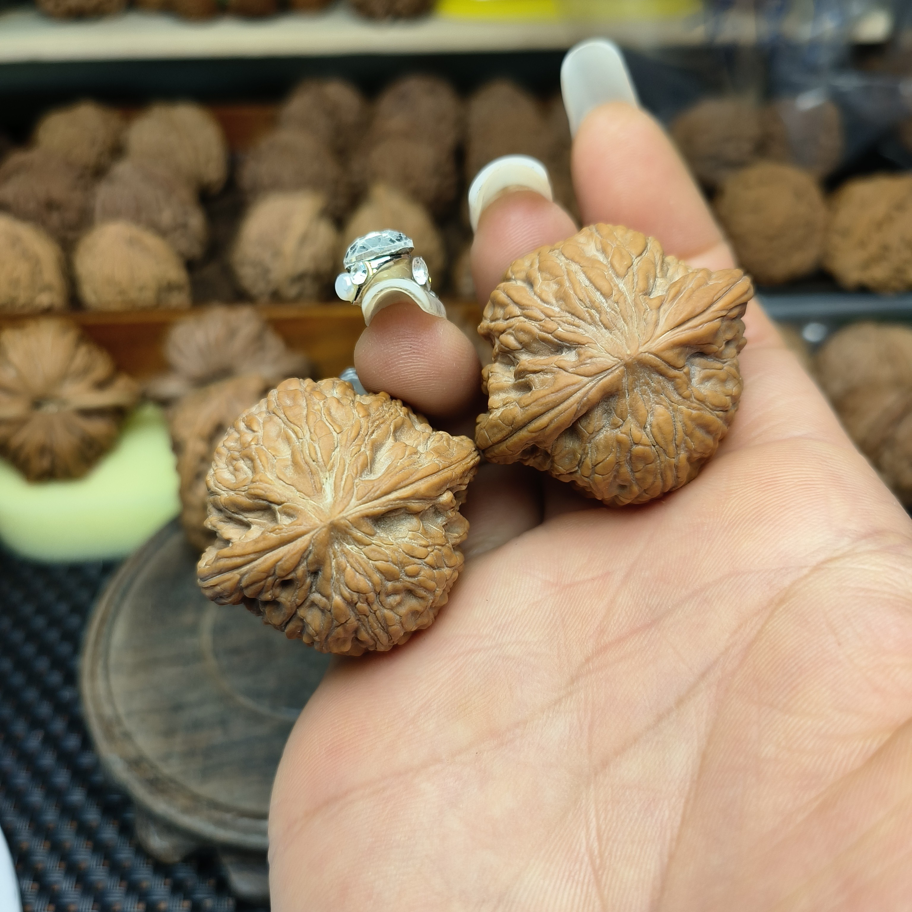 磨盘文玩核桃手把件