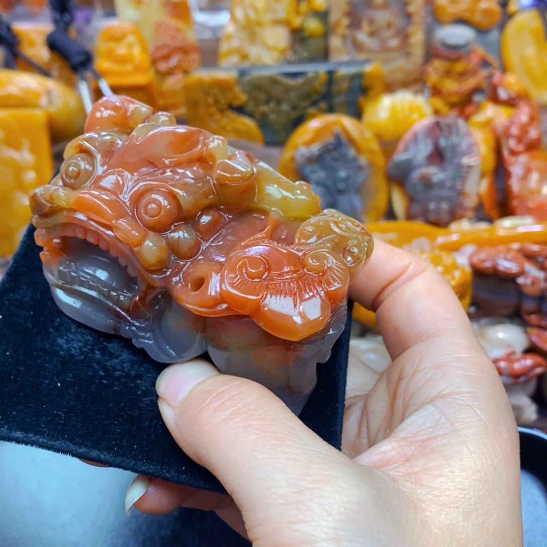 未镶嵌石英质玉（黄龙玉）颈饰