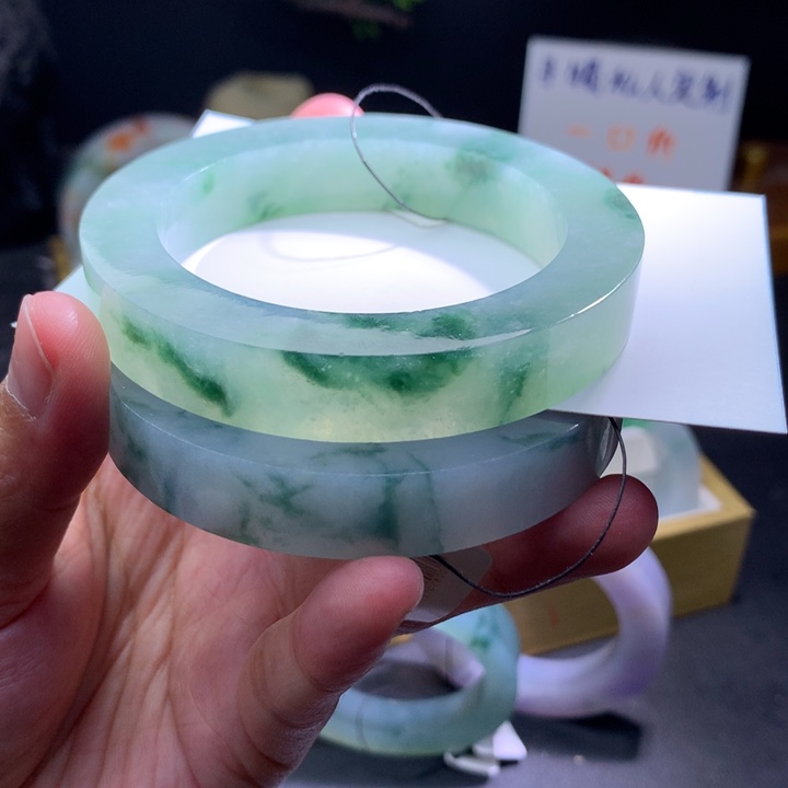 定制翡翠未镶嵌翡翠手镯